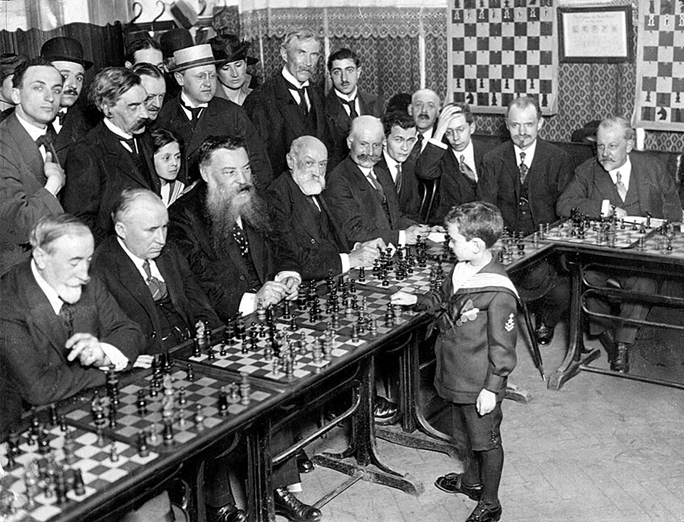 Thần đồng cờ vua Samuel Reshevsky, 8 tuổi, biểu diễn đấu đồng loạt với những người lớn tại Paris năm 1920.